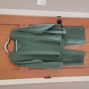 Athleta set of casual wear. Size XL. Green. Cropped pants, and V neck.